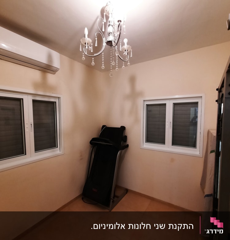 חלונות אלומיניום עם תריסים בחדר